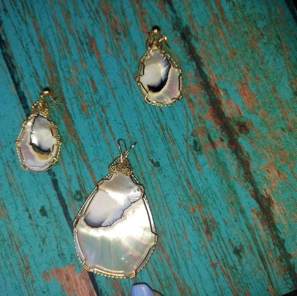 Vintage Shell Wire Wrap Pendant & Earrings Set - Picture 4 of 11